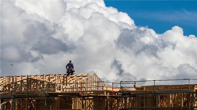 Wolken türmen sich hinter einem Hausbauprojekt in Kalifornien auf.