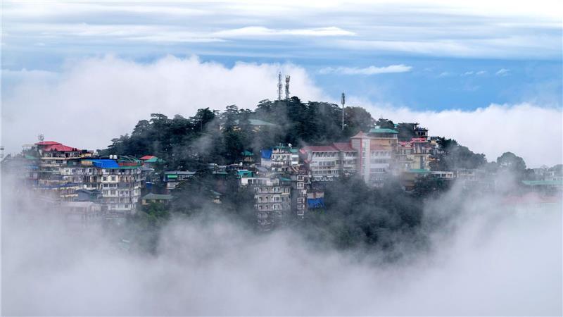 Bilder des Tages Wolken umgeben die Himalaya-Gemeinde McLeodganj in Dharamshala.