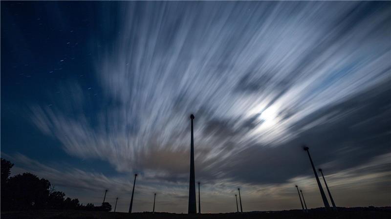 Wolken ziehen am Nachthimmel über einem Windpark bei Neuendorf und verhindern die Beobachtung des Sternschnuppen-Stroms der Perseiden. 