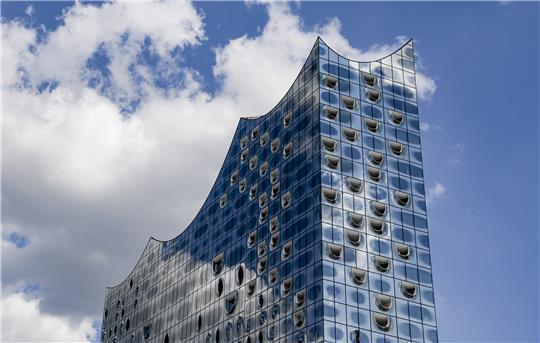 Elbphilharmonie: Das Wahrzeichen wird zum Impfzentrum Wolken ziehen am blauen Himmel über die Spitzen der Elbphilharmonie. Foto: Axel Heimken/dpa