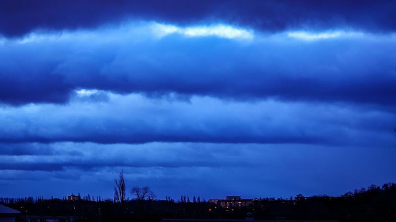 Wolken ziehen bei stürmischem Wetter über das Land.