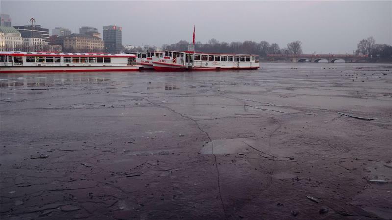 Wolken ziehen im Norden auf. Blitzeis droht. 
