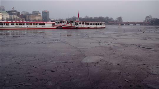 Wolken ziehen im Norden auf. Blitzeis droht. 