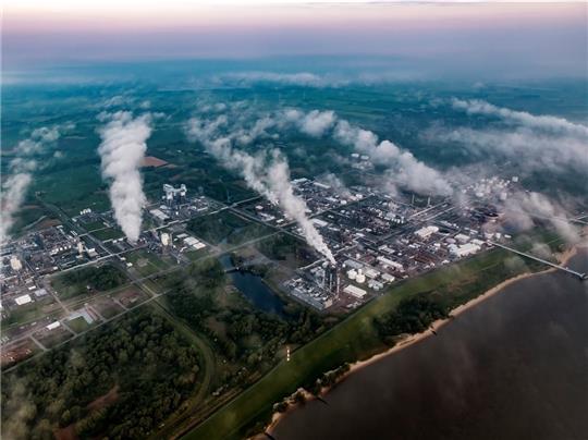 Wolken ziehen über das 550 Hektar große Gelände der Dow an der Elbe. DuPont hat hier eine Anlage übernommen. Luftfoto: Martin Elsen