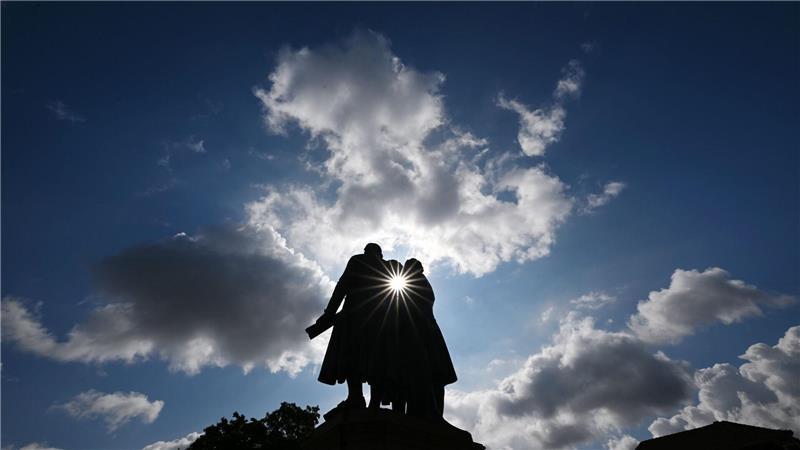 Bilder des Tages Wolken ziehen über das Goethe- und Schiller-Denkmal in Weimar.