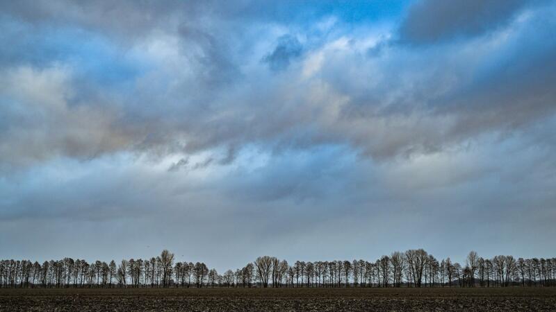 Nach stürmischer Woche beruhigt sich das Wetter Wolken ziehen über die Landschaft im Oderbruch im Osten von Brandenburg.