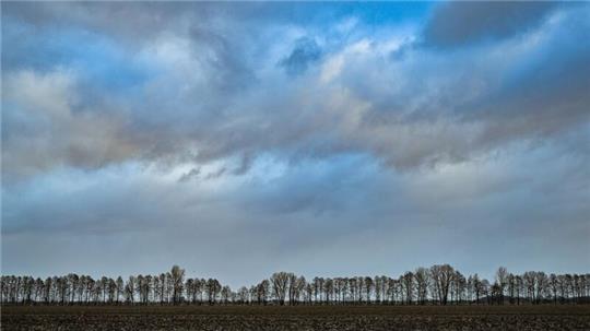 Wolken ziehen über die Landschaft im Oderbruch im Osten von Brandenburg.