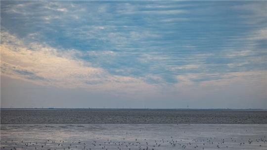 Wolken ziehen über die Nordsee vor der Küste von Büsum.