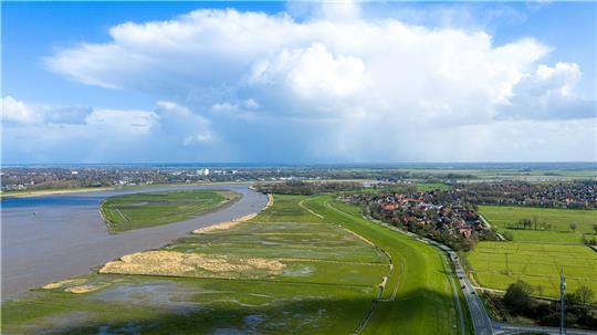 Wolken zogen vor wenigen Tagen über die Ems. Sonnig war es dennoch. (Archivbild)