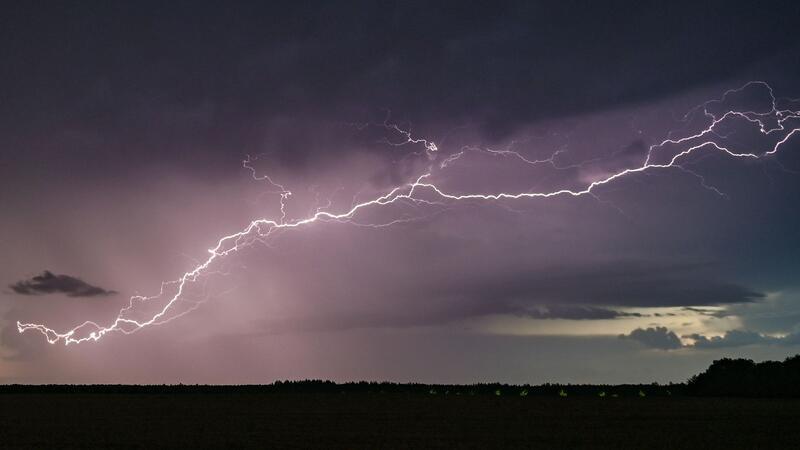 Wissenswertes zu Donner und Blitz Wolkenentladungen bleiben innerhalb einer Gewitterwolke. (Archivbild)