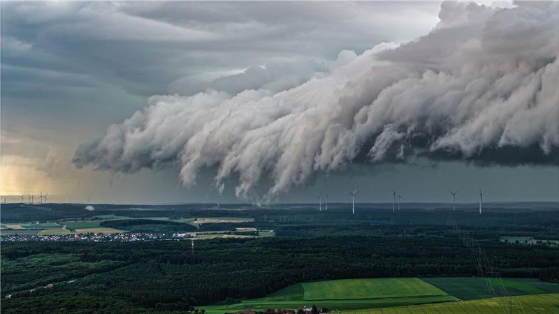 Wolkenkralle über Baden-Württemberg