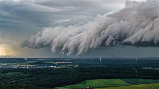 Wolkenkralle über Baden-Württemberg