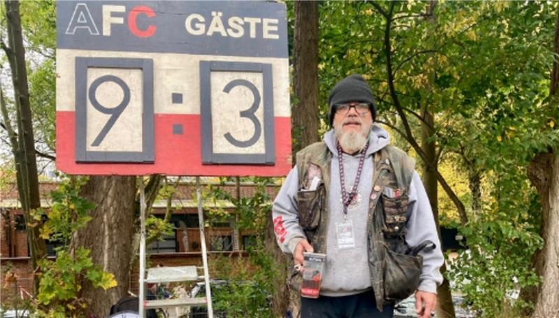 Kult trifft auf Können: D/A lässt den Zeckenhügel erstummen Wolle und sein Hund Merlin bedienen die Anzeigetafel. 9:3? Da war wohl der Wunsch Vater des Gedanken.