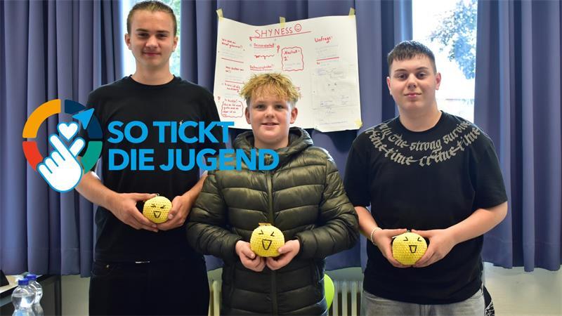 Wollen Menschen mit dieser Erfindung Mut machen: Die Neuntklässler Julian Brandes (von links), Nicklas Engel und Liyas Clasen mit ihren „Mutigbällen“.
