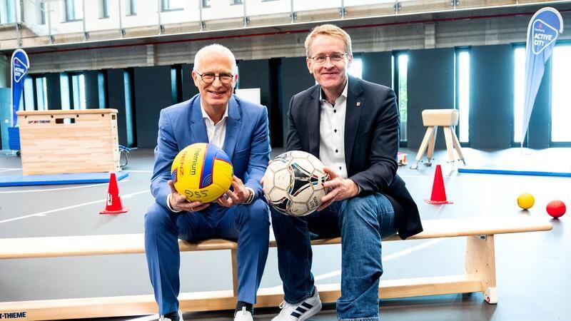 Zweiter Versuch: Hamburg steigt ins Olympia-Rennen ein Wollen Olympia in den Norden holen: Hamburgs Bürgermeister Peter Tschentscher (SPD, l) und Schleswig-Holsteins Ministerpräsident Daniel Günther (CDU).
