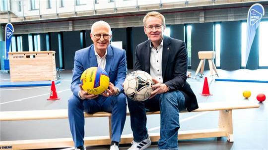 Wollen Olympia in den Norden holen: Hamburgs Bürgermeister Peter Tschentscher (SPD, l) und Schleswig-Holsteins Ministerpräsident Daniel Günther (CDU).