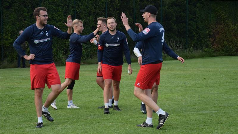 ++Fr: Gute Chancen auf Klassenerhalt: Düdenbüttel hat dennoch leichten Druck Die Faustballer des SV Düdenbüttel klatschen sich ab und freuen sich.