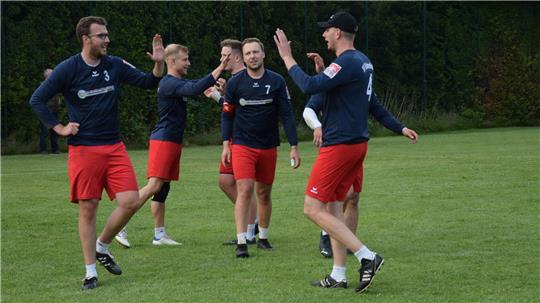 Die Faustballer des SV Düdenbüttel klatschen sich ab und freuen sich.