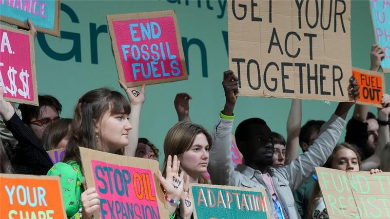 Streit um Billionen: UN-Klimagipfel wird verlängert Wollen den Ausbau fossiler Energien stoppen: Klimaaktivisten in Baku.