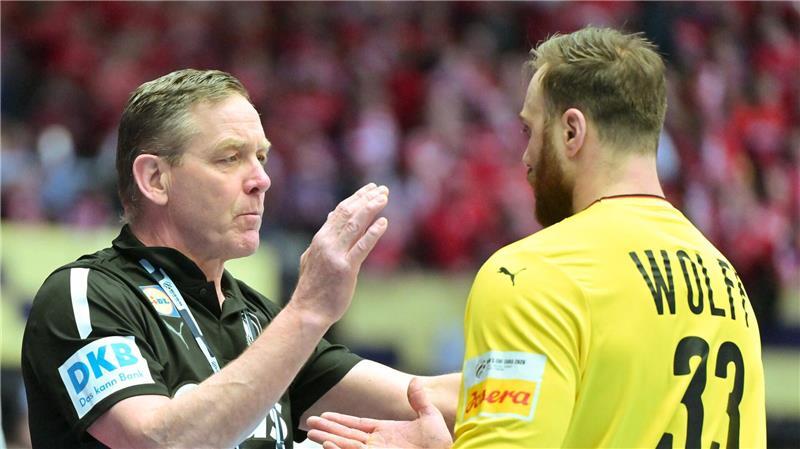 Zehn Jahre nach dem Gold-Coup: Handballer wollen EM-Titel Wollen den maximalen Erfolg: Bundestrainer Alfred Gislason (l) und Torwart Andreas Wolff (r).