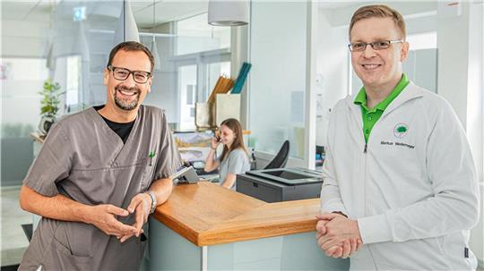 Wollen die Patienten in Bremerhaven besser steuern: (von links) die Hausärzte Dr. Jan Helge Kurschel und Markus Wedemeyer mit der Medizinischen Fachangestellten Meira Engelken.