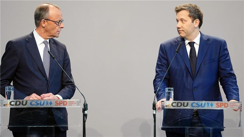 Wirtschaft wächst leicht zu Jahresstart - aber Ausblick trüb Wollen die deutsche Wirtschaft wieder in Schwung bringen: Der wahrscheinlich nächste Kanzler, Friedrich Merz, und SPD-Chef Lars Klingbeil (Archivbild)