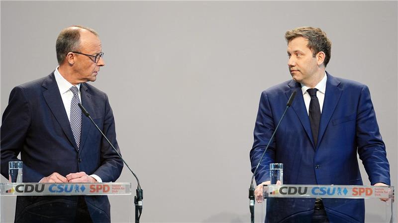 Kein Aufschwung in Sicht: Schrumpft die Wirtschaft erneut? Wollen die deutsche Wirtschaft wieder in Schwung bringen: Der wahrscheinlich nächste Kanzler, Friedrich Merz (CDU), und SPD-Chef Lars Klingbeil. (Archivbild)