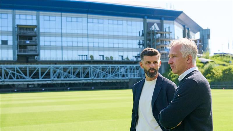 Fußball im Klopp-Style: Muslic startet bei „Gigant“ Schalke Wollen eng zusammenarbeiten: Trainer Miron Muslic (l) und Sportvorstand Frank Baumann.