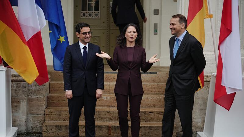 Wollen gegen Desinformation vorgehen: Deutschland Außenministerin Annalena Baerbock mit ihrem französischen Amtskollegen Stéphane Séjourné (l) und Radosław Sikorski aus Polen.
