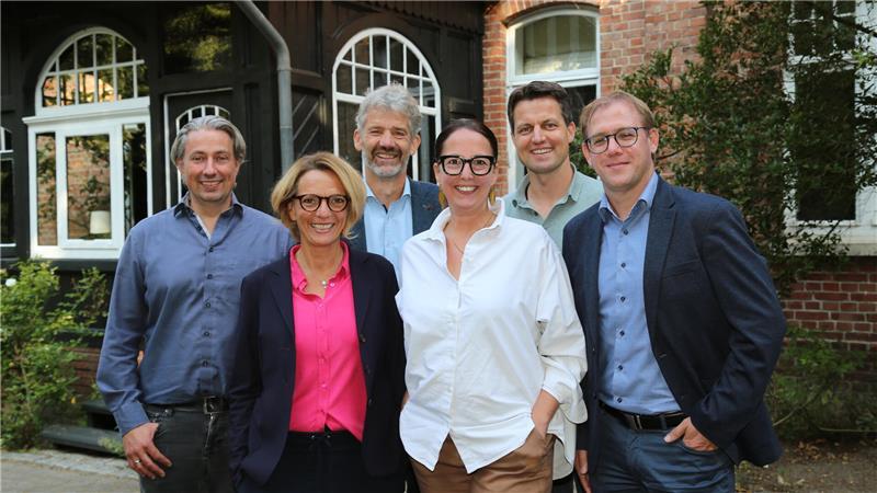 Wollen gemeinsam die Impulsquelle als Initiative von Quellenhaus, Volksbank Stade-Cuxhaven und Tageblatt sprudeln lassen (von links): Christian Nähring (Tageblatt), Julia Steffens (Quellenhaus), Sönke Giese (Tageblatt), Birte Schmetjen (Quellenhaus), Mark Schober (Quellenhaus) und Marcel Wiebusch (Volksbank Stade-Cuxhaven).