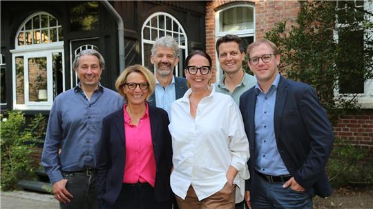 Wollen gemeinsam die Impulsquelle als Initiative von Quellenhaus, Volksbank Stade-Cuxhaven und Tageblatt sprudeln lassen (von links): Christian Nähring (Tageblatt), Julia Steffens (Quellenhaus), Sönke Giese (Tageblatt), Birte Schmetjen (Quellenhaus), Mark Schober (Quellenhaus) und Marcel Wiebusch (Volksbank Stade-Cuxhaven).