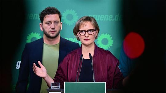 Wollen im Dezember für eine weitere Amtszeit kandidieren: Felix Banaszak und Franziska Brantner (Archivbild) 