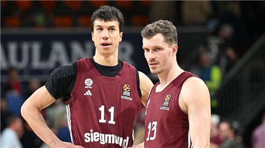 Wollen nach einer holprigen Saison zumindest Meister werden: Die Bayern-Basketballer Vladimir Lucic (l) und Andreas Obst. (Archivbild) 