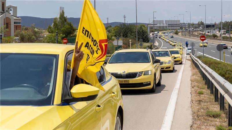 48-stündiger Taxi-Streik in Athen Wollen unter anderem gegen Uber ankämpfen: Streikende Taxifahrer in Athen.
