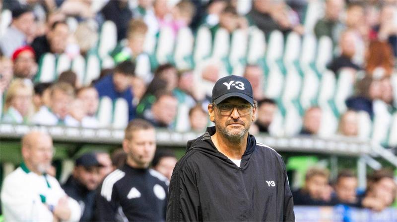 Pfiffe gegen Reese ärgern Wollitz: „Ich finde das unmöglich“ Wollitz reagierte mit großem Unverständnis auf die Pfiffe.