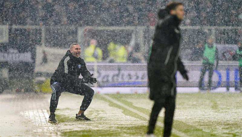 Im Schneegestöber: HSV lacht über Slapstick-Eigentor Wollten beide den Sieg: HSV-Trainer Tim Walter (links) und sein Gegenüber Fabian Hürzeler.