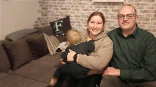 Wollten gerne in Aspe bauen und ziehen jetzt weg: Yvonne und Patrick Gerken mit ihrem Sohn Flynn.