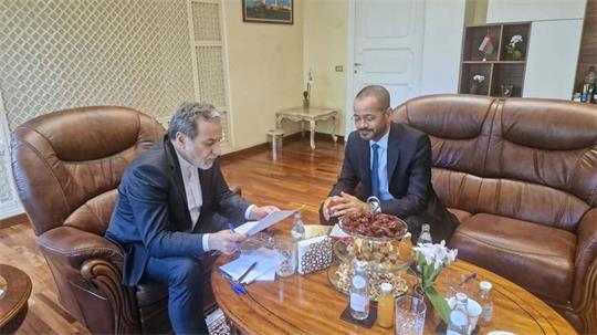 Wollten sich ursprünglich im Oman treffen: Irans Außenminister Abbas Araghtschi (l) und sein omanischer Amtskollege Badr al-Busaidi. (Archivbild)