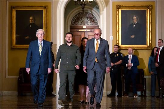 Wolodymyr Selenskyj (M) traf sich in Washington unter anderem mit Mitch McConnell (l), Minderheitsführer im Senat, und Chuck Schumer (r), Mehrheitsführer im Senat