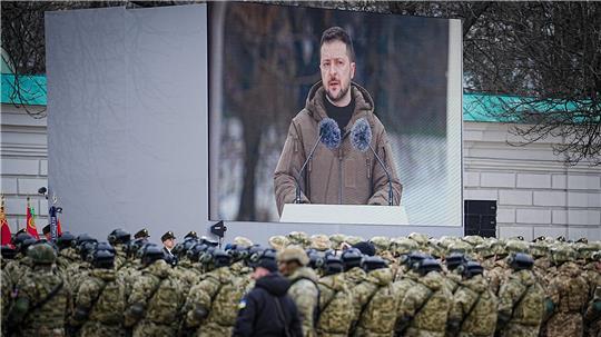 Wolodymyr Selenskyj, Präsident der Ukraine, spricht bei einer Militärparade vor der Sophienkathedrale zu den Soldaten. 