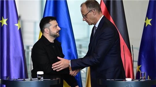 Der russische Präsident Wladimir Putin (l) spricht mit Kreml-Sprecher Dmitri Peskow