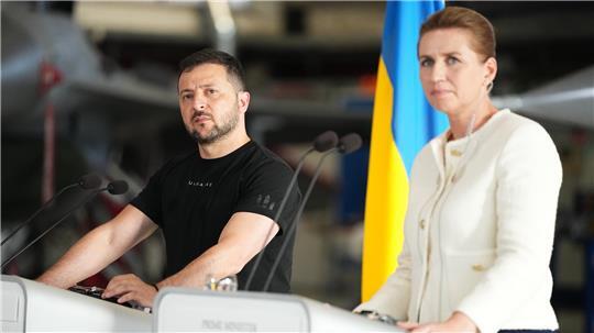 Wolodymyr Selenskyj (l), Präsident der Ukraine, und Mette Frederiksen, Ministerpräsidentin von Dänemark.