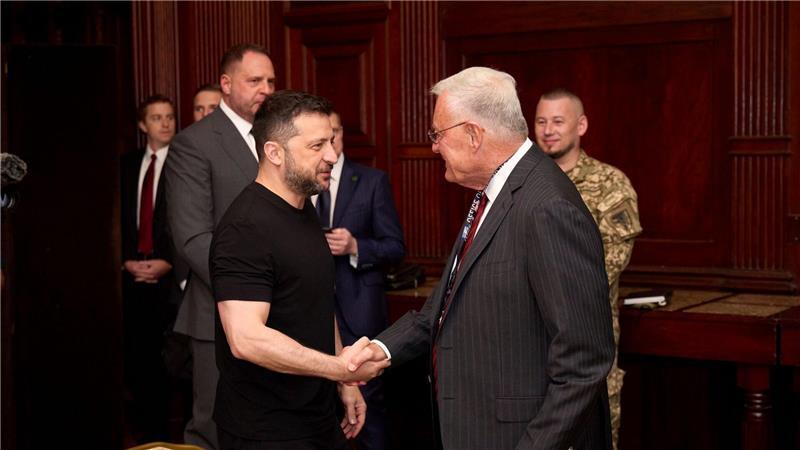 Wolodymyr Selenskyj (l), Präsident der Ukraine, wird von Keith Kellogg, Sondergesandter des US-Präsidenten für die Ukraine, vor einem Treffen mit ihm begrüßt. Selenskyj nimmt an einem Spitzentreffen mit US-Präsident Trump und europäischen Staats- und Regierungschefs im Weißen Haus teil.
