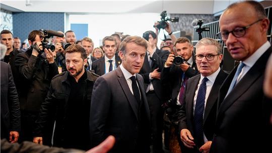 Wolodymyr Selenskyj (l-r), Präsident der Ukraine, Frankreichs Präsident Emmanuel Macron, Keir Starmer, Premierminister von Großbritannien, und Bundeskanzler Friedrich Merz (CDU) treffen sich in Den Haag im Delegationshotel am Rande des Nato-Gipfels.
