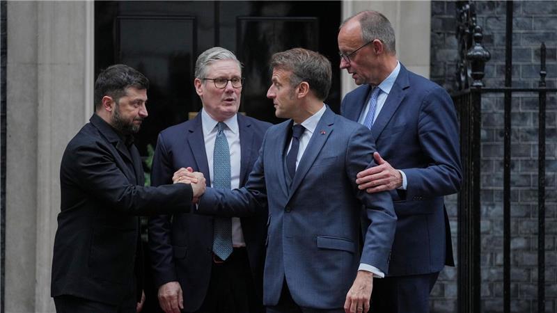 Wolodymyr Selenskyj (l-r), Präsident der Ukraine, der britische Premierminister Keir Starmer, der französische Präsident Emmanuel Macron und der deutsche Bundeskanzler Friedrich Merz reagieren nach einem Treffen vor der Tür der 10 Downing Street.