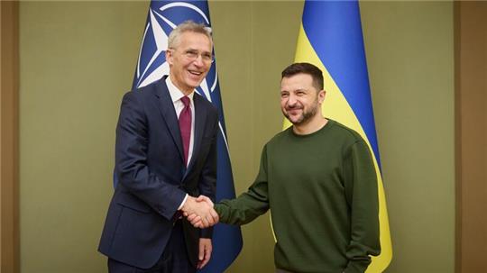 Wolodymyr Selenskyj (r.) begrüßt Jens Stoltenberg in Kiew.