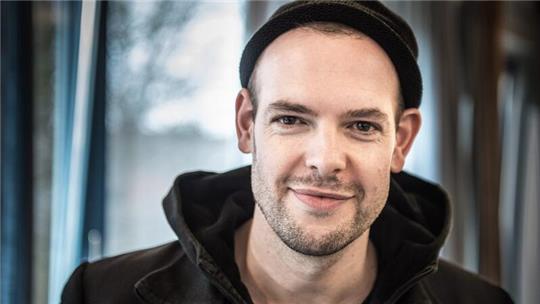 Wortakrobat Bas Böttcher verzaubert sein Publikum mit seiner Dichtkunst.