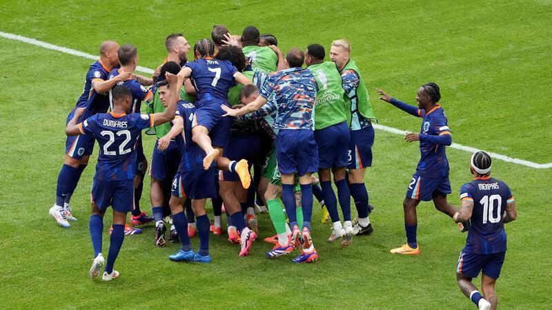 Koeman lobt Party-Retter Weghorst: „Großartige Mentalität“ Wout Weghorst (verdeckt) sorgte schließlich für das vielumjubelte Tor zum 2:1 für die Niederlande.