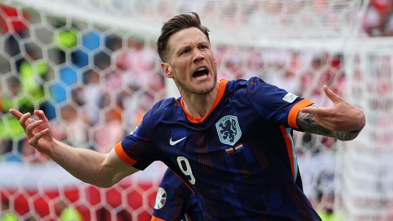 Koeman lobt Party-Retter Weghorst: „Großartige Mentalität“ Wout Weghorst von den Niederlanden jubelt nach seinem Tor zum 1:2.