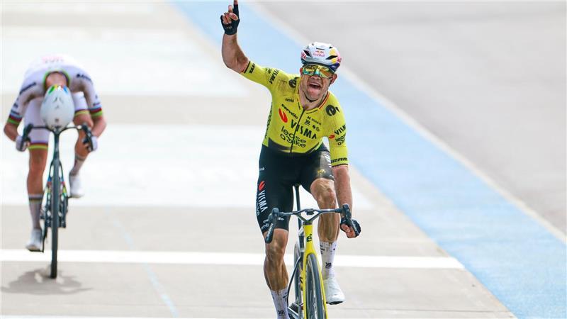 Wout van Aert jubelt, Tadej Pogacar (l) ist geschlagen.